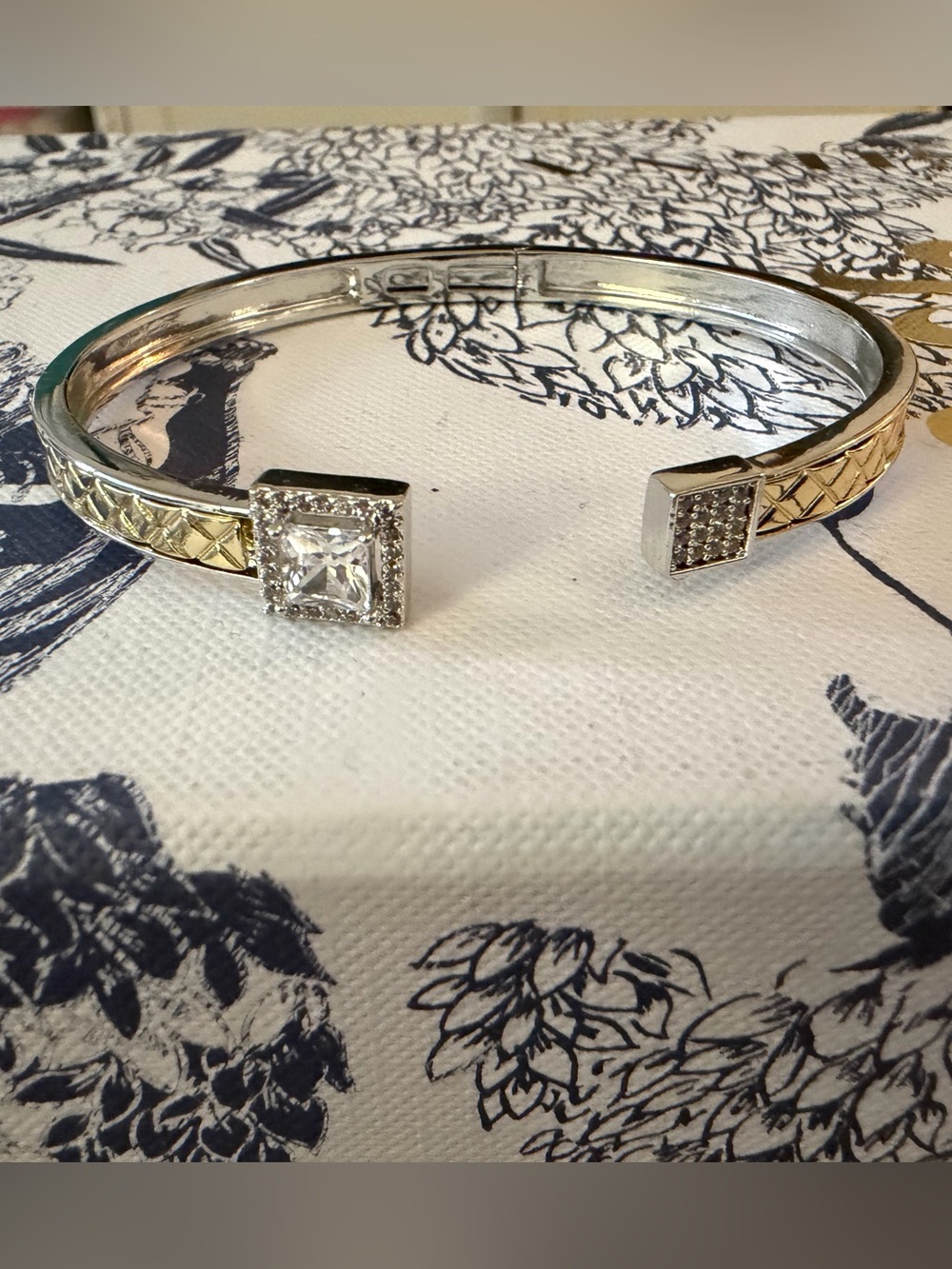 ART DECO TWO-TONE STATEMENT CUFF BRACELET ✨💎
This bracelet is SO good, so chic!